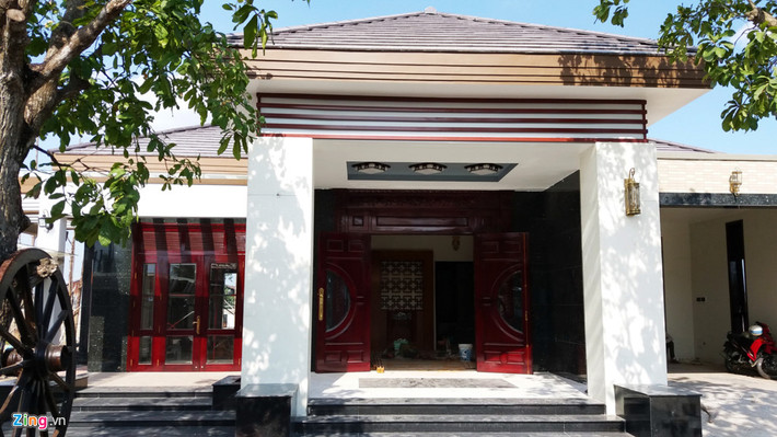 Khu vực đất này chưa được cơ quan chức năng cho phép chuyển đổi mục đích sử dụng thành đất ở. Ông Ngọ không xin được giấy phép xây dựng nhưng một năm trước vị tổng giám đốc này đã cho khởi công xây biệt thự trái phép.