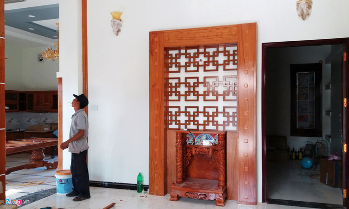 Chiều 18/4, bên trong biệt thự xây trái phép vẫn có nhiều nhóm thợ đang hoàn thiện việc lắp nội thất.