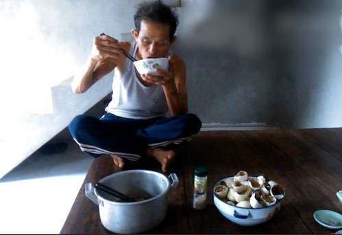 Ông Phùng Văn Lự (làng Tăng Cấu, xã Đồng Thái, Ba Vì, Hà Nội) được nhiều người ví ăn khỏe là Thánh gióng. Người đàn ông gày gò (nặng khoảng 45kg) này lại có thể ăn 20 - 30 bát cơm mỗi ngày mà đôi khi vẫn thấy đói. Có những hôm, ông Lực ăn hết 30 quả trứng luộc mà vẫn có thể ăn thêm 30 bát cơm đầy. Ảnh: Phunutoday.