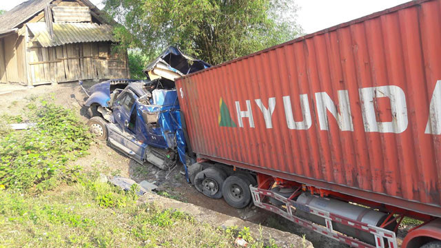Ngày 11/4, xe container đang chạy trên QL15A đoạn qua xã Phúc Đồng, huyện Hương Khê (Hà Tĩnh) thì bị nổ lốp rồi lao xuống vực, đầu xe bẹp vỡ... Rất may, tài xe và lái phụ thoát chết. Tại hiện trường, phần cabin xe bị bẹp vỡ, hai lốp xe bị nổ. Ảnh: Dân Việt.