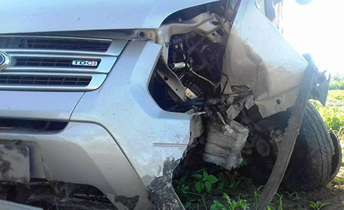 Sáng 18/3, trên địa bàn huyện Tuy Phong đã xảy ra một vụ xe Ford 16 chỗ đang lưu thông trên đường bất ngờ mất lái, tông vào lan can bảo vệ rồi lao xuống vực sâu khoảng 7m. Ảnh: Báo Bình Thuận.
