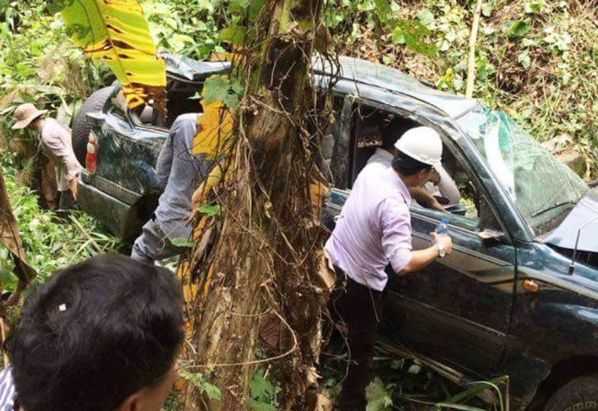 Thông tin trên báo Tuổi Trẻ cho hay, do đường trơn trợt, chiếc xe chở 5 người trượt khỏi đường, lao xuống vực sâu. Tại hiện trường, có 4 người bị thương, chiếc xe hư hỏng, móp méo nhiều phần. Ảnh: Tuổi Trẻ.