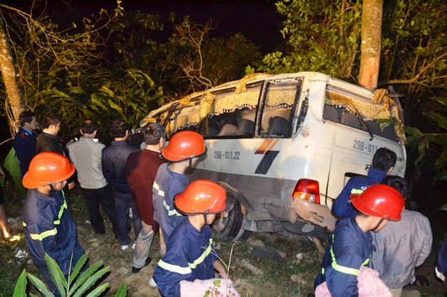 Vụ xe khách lao xuống vực đã khiến 1 người phụ nữ tử vong. 22 nạn nhân bị thương còn lại đều đã được đưa đến cấp cứu, hồi sức tại Bệnh viện Đa khoa tỉnh Lào Cai. Ảnh: VTC.