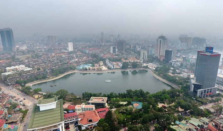 Tuần qua, những thông tin về đề xuất 1ha hồ Thành Công (Hà Nội) tiếp tục làm "nóng" dư luận. Chủ đầu tư cải tạo khu chung cư cũ Thành Công đề xuất lấp một ha hồ để xây nhà tái định cư, phần diện tích bị lấp sẽ được đào hoàn trả trong dự án mới. Ảnh: Zing.