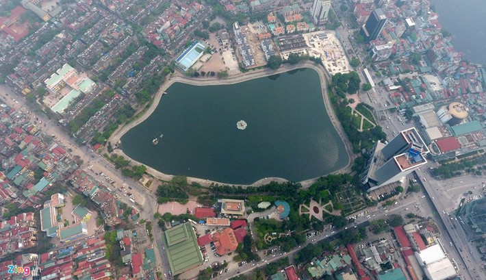 Tên cũ của địa danh này là Công viên Hồ Thành Công. Hồ Thành Công nằm ngay ngã tư, giáp các phố Láng Hạ, Huỳnh Thúc Kháng, Thành Công, Nguyên Hồng. Ảnh: Zing.