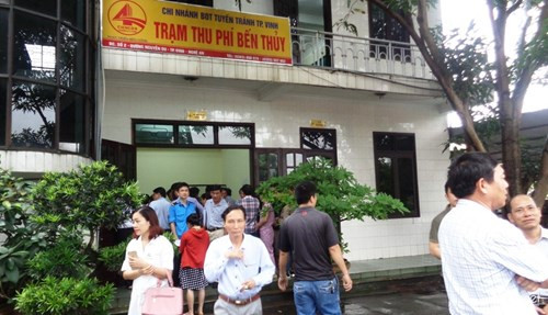 Tuần qua, người dân ở TP Vinh phấn khởi đi làm thẻ để được lưu thông miễn phí qua cầu Bến Thủy. Ngày 12/4, hàng trăm chủ phương tiện trú ở TP Vinh, huyện Hưng Nguyên (tỉnh Nghệ An), huyện Nghi Xuân và TX Hồng Lĩnh (tỉnh Hà Tĩnh) tập trung tại Chi nhánh BOT tuyến tránh Vinh (Trạm thu phí cầu Bến Thủy 1) để tìm hiểu thông tin và đăng ký được cấp thẻ miễn phí qua cầu.