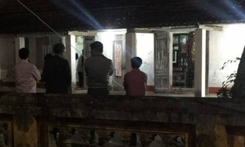 Sáng 14/4, nguồn tin từ Công an tỉnh Nam Định cho biết cơ quan chức năng đang điều tra làm rõ vụ nổ làm 4 người thương vong xảy ra tại xã Trực Phú, huyện Trực Ninh. Theo một cán bộ sở tại, vụ nổ xảy ra đêm 13/4, tại nhà ông Nguyễn Văn Thử (69 tuổi, thôn Thanh Minh, xã Trực Phú). Nghe tiếng nổ lớn, hàng xóm chạy đến thì thấy 3 người chết tại chỗ, 1 người khác bị thương nặng. Ảnh: Công Đức.