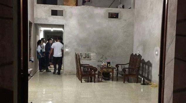 Thông tin trên báo Vietnamnet, ông Trần Kha, Chánh văn phòng UBND tỉnh Nam Định cho biết, bước đầu xác định nhóm người ở nhà ông Nguyễn Văn Thử nhồi thuốc pháo vào ống tuýp nước sau đó kích điện để làm pháo phụt thì đột nhiên phát nổ. Ảnh: Vietnamnet.