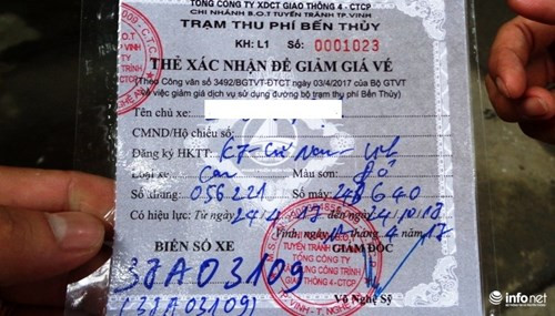 Trên tấm thẻ mà chi nhánh BOT tuyến tránh TP Vinh cấp phát cho các chủ phương tiện đều ghi rõ tên chủ xe, số CMND/hộ chiếu, BKS… và có hiệu lực trong vòng 6 tháng từ ngày 24/4/2017 đến ngày 24/10/2017. Ảnh: Infonet.