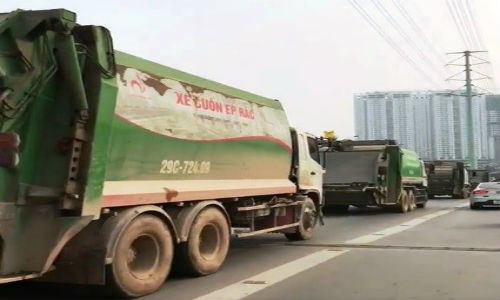 Cũng trong tuần qua, một thông tin nóng dư luận có liên quan đến vụ 4 chiếc xe chở rác ngang nhiên đi lấn làn xe buýt BRT. Theo đó, bốn lái xe chở rác thuộc Công ty Cổ phần Môi trường đô thị Hà Đông bị phạt mỗi người 1,75 triệu đồng tước bằng lái 2 tháng vì đi vào làn đường buýt nhanh. Ảnh cắt từ clip.