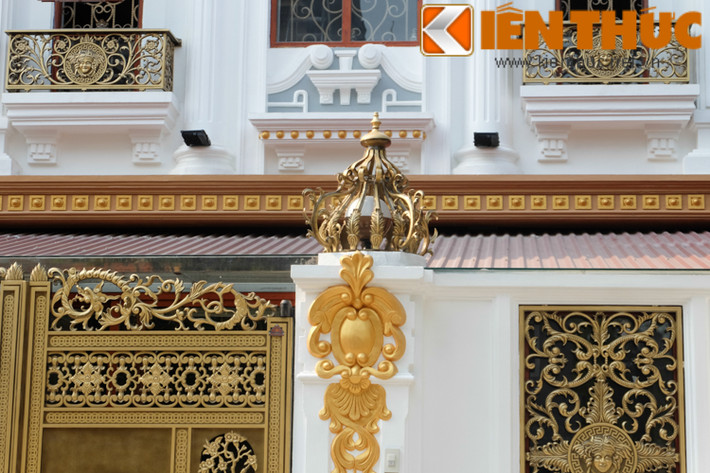 Anh Nguyễn GiaThành (một người làm nghề thiết kế) cho biết: "Nhiều năm gần đây, các loại cổng nhôm, đồng đúc được ưa chuộng vì chắn chắn. Chúng thường được sơn màu đồng hoặc màu vàng. Tùy chất liệu, kích thước và yêu cầu của gia chủ mà các loại cổng này có giá khá cao, có loại vài chục đến cả trăm triệu đồng. Chỉ nhìn kín cổng, cao tường là có thể biết gia chủ giàu có".
