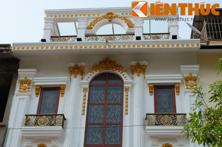 Toàn bộ mặt tiền của biệt thự được gia chủ sơn trắng, nổi các chi tiết gờ phào, họa tiết ban công, kính các ô cửa.