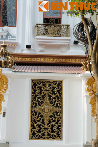 Không chỉ có vậy, căn biệt thự này sơn trắng cả cổng và tường rào. Trên tường là bức tranh trang trí hút mắt.