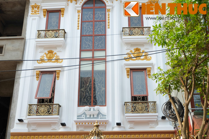 Để lấy sáng cho ngôi nhà màu trắng độc đáo này, gia chủ đã sử dụng hệ cửa kính, bên trong là các khung cửa sổ uốn với nhiều họa tiết khác nhau.