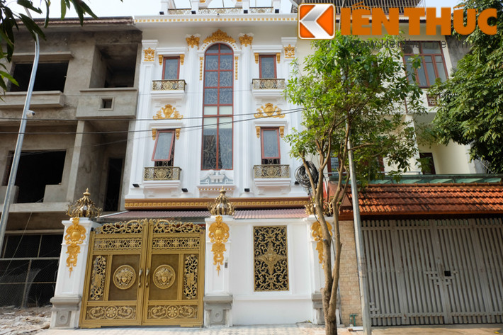 Nằm trong một khu đô thị mới ở An Khánh (Hoài Đức - Hà Đông), một căn biệt thự trắng đẹp ấn tượng, nổi bật giữa nhiều căn nhà khác khiến nhiều người phải ngước nhìn.