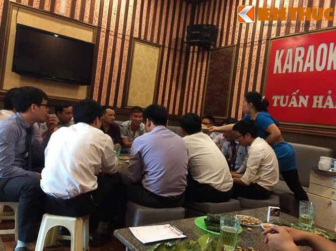 Cuộc sống cũng như công việc kinh doanh, buôn bán của nhiều người dân đã thay đổi so rất nhiều so với một tháng trước đó. Trên phố Mai Hắc Đế (Hà Nội), một quán bia vỉa hè đã dọn hàng vào trong nhà để bán. Thay vì ngồi vỉa hè, khách ngồi sofa, máy lạnh uống bia hơi bình dân.