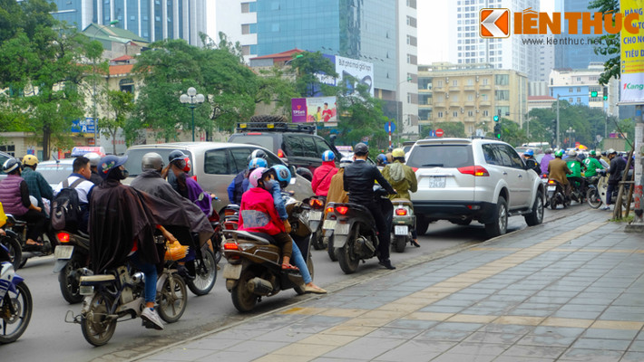 Dù ùn tắc song tình trạng đi xe lên vỉa hè không còn, góp phần làm nên một Hà Nội văn minh, hiện đại.