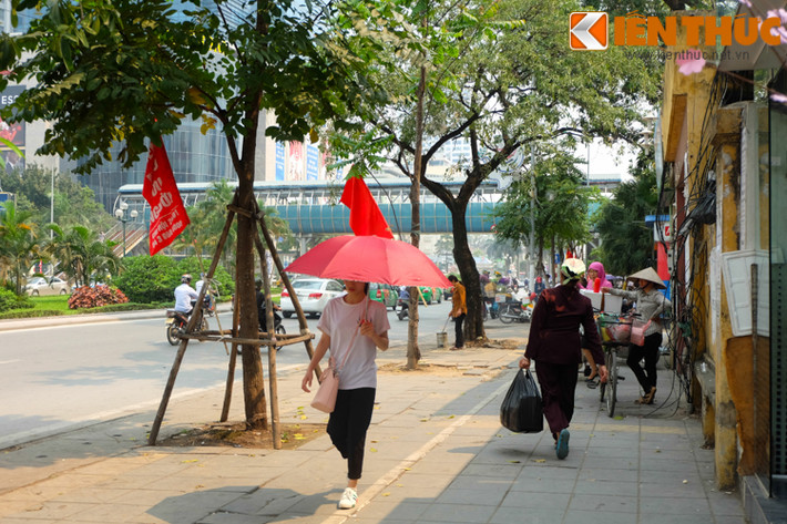 Trên đường Nguyễn Chí Thanh, người đi bộ có thể thảnh thơi di chuyển mà không cần lo tránh các chướng ngại vật như trước đây.