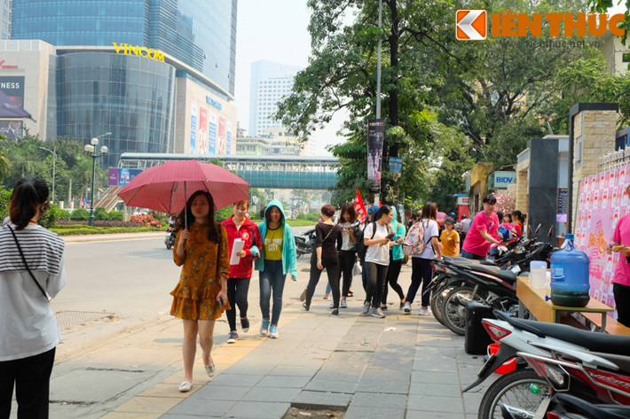 Chị Mai (chủ một hàng kinh doanh quần áo trên đường Nguyễn Chí Thanh) vui vẻ chia sẻ: "Ban đầu cũng chưa quen lắm với việc dẹp vỉa hè, nhưng khi tuân thủ các quy định cũng thấy có nhiều điều tiện lợi. Mặt tiền trước quán rộng, thoáng, cũng thu hút sự chú ý của người đi đường".