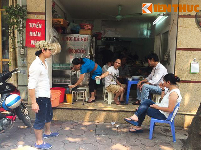 Toàn bộ phần vỉa hè kinh doanh đã không còn cảnh kê bàn ghế bán bia như trước, khách vào nhà ngồi uống để trả lại vỉa hè cho người đi bộ.