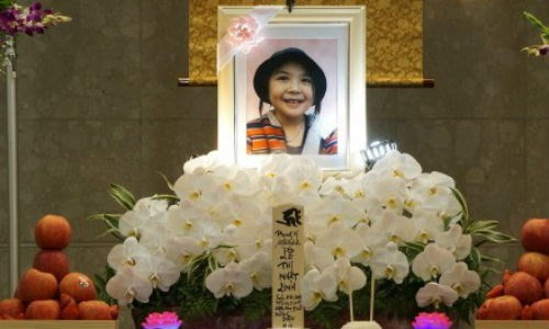 Thông tin nóng dư luận tuần qua có liên quan đến vụ việc bé gái người Việt - Lê Thi Nhật Linh bị giết hại tại Nhật Bản. Khoảng 500 người đã đến dự lễ tang của bé Nhật Linh và chia buồn với gia đình em. Cảnh sát thành phố Abiko, tỉnh Chiba, cam kết sẽ khẩn trương điều tra và thông báo sớm về thủ phạm sát hại bé Linh. Ngày 2/4, thi thể bé Linh đã được đưa về Việt Nam để an táng tại quê nhà Hưng Yên. Ảnh: Yahoo Japan.