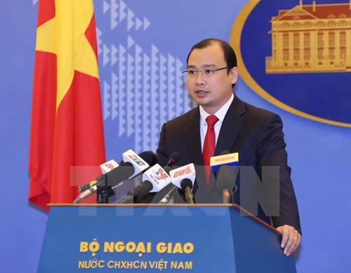 Liên quan đến việc Đài Loan (Trung Quốc) tổ chức tập trận bắn đạn thật ở vùng biển quanh Ba Bình thuộc Quần đảo Trường Sa của Việt Nam, ngày 30/3/2017, người Phát ngôn Bộ Ngoại giao Việt Nam Lê Hải Bình khẳng định: “Việt Nam có đầy đủ bằng chứng lịch sử và căn cứ pháp lý khẳng định chủ quyền đối với hai quần đảo Hoàng Sa và Trường Sa. Việc Đài Loan tổ chức diễn tập bắn đạn thật ở vùng biển xung quanh Ba Bình thuộc quần đảo Trường Sa của Việt Nam là hành động xâm phạm nghiêm trọng chủ quyền của Việt Nam đối với quần đảo này, đe dọa hòa bình, ổn định, an toàn, an ninh hàng hải, gây căng thẳng và làm phức tạp tình hình ở Biển Đông. Việt Nam kiên quyết phản đối và yêu cầu Đài Loan không tái diễn các hành động tương tự”. Ảnh: TTXVN.
