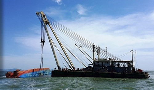 Cũng trong tuần qua, thông tin vụ tàu Hải Thành 26 cùng các thuyền viên gặp nạn tại khu vực biển Bà Rịa - Vũng Tàu khiến dư luận không khỏi bàng hoàng đau xót. Sau nhiều nỗ lực tìm kiếm, ngày 1/4, thi thể của tất cả 9 thuyền viên đã được đưa về đất liền trong niềm tiếc thương và đau đớn của người thân, gia đình và cả dư luận.