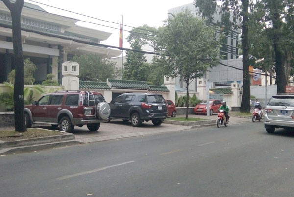 Người đi bộ mất lối đi trên đường Lê Quý Đôn, quận 3.