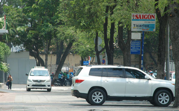 Ông Đoàn Ngọc Hải - Phó chủ tịch Q1 đã chỉ đạo lực lượng phường Bến Nghé xuống xử lí nhiều lần, nhưng trong ngày 18/4 nhiều ô tô vẫn ngang nhiên leo vỉa hè, đậu trước một khách sạn trên đường Tôn Đức Thắng, chắn đường của người đi bộ.