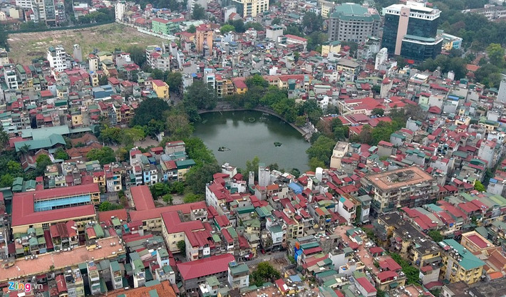 Hồ Hai Bà Trưng, thường gọi là hồ Hai Bà, nằm giữa dốc Thọ Lão, phố Đồng Nhân và phố Lê Gia Định.
