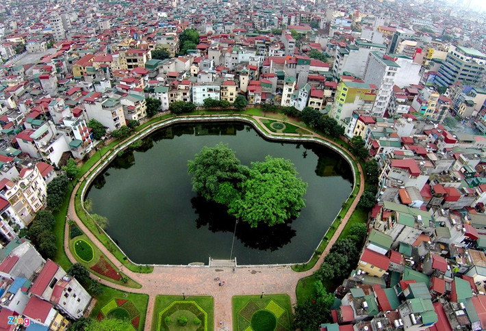 Hồ Văn (hoặc hồ Giám) trên phố Quốc Tử Giám (quận Đống Đa) đối diện khu di tích Văn Miếu. Giữa hồ có gò Kim Châu, trên gò dựng Phán Thuỷ đường (là nơi diễn ra các buổi bình văn thơ của nho sĩ kinh thành xưa). Đây vốn là một bộ phận trong công trình kiến trúc chung của Văn Miếu - Quốc tử Giám.