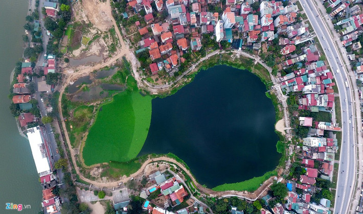 Hồ Quảng Bá (quận Tây Hồ) là một trong những hồ có diện tích nhỏ nhất nội đô, là một phần nhỏ bị chia cắt của hồ Tây qua đường Quảng Bá.