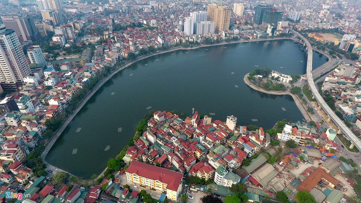 Hồ Hoàng Cầu thuộc địa bàn quận Đống Đa. Bao quanh là các tuyến phố Hoàng Cầu, Mai Anh Tuấn. Một góc hồ có tuyến đường sắt trên cao Cát Linh - Hà Đông chạy qua.