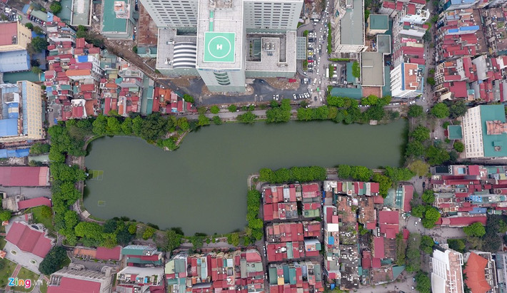 Hồ Láng, nằm giữa phố Chùa Láng và đại sứ quán Nga. Xung quanh là nhà cửa tự xây mọc san sát, đông đúc. Nếu như không có hồ, người dân nơi đây sẽ phải chịu cảnh ngộp thở và thiếu không khí trong lành.