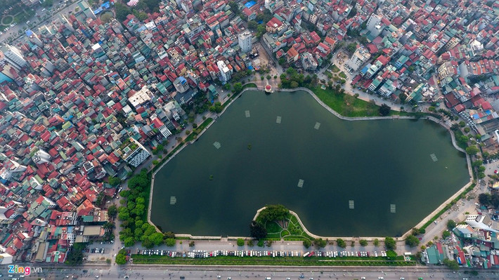 Hồ Ba Mẫu diện tích hồ nhỏ hẹp hơn hồ Bảy Mẫu, khuôn viên cây xanh cũng khá hạn chế.