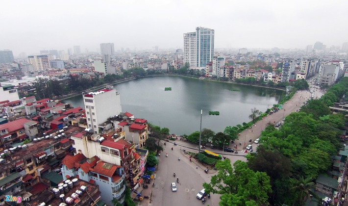 Hồ Xã Đàn, xung quanh là các khu tập thể cũ của Hà Nội như Trung Tự, Nam Đồng. Bao bọc hồ là các tuyến phố Hồ Đắc Di, Trần Hữu Tước và Đặng Văn Ngữ.