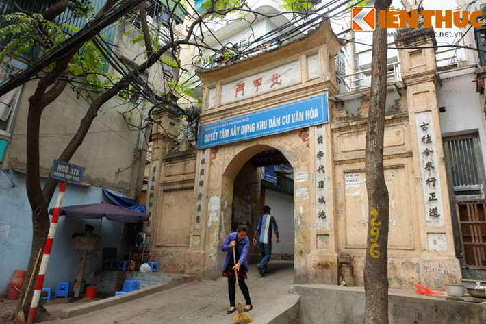 Trong hình là Cổng Giếng (ngõ 378 Thụy Khuê) dẫn vào làng Hồ Khẩu.