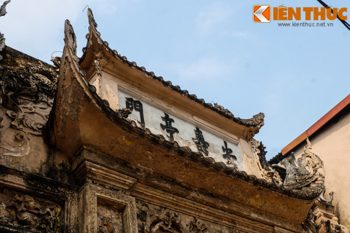Đi dọc con phố từ đầu chợ Bưởi đến hết Thụy Khuê, cứ vài chục mét lại có một cổng làng, cổng đình rêu phong, cổ kính, in dấu vết thời gian.