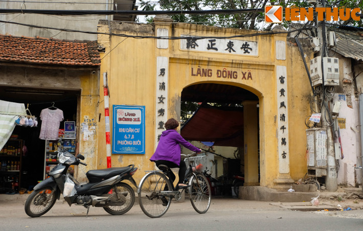 Giữa phố xá ồn ào, tấp nập, những cánh cổng làng còn lại trên con phố này giúp Hà Nội giữ lại những nét cổ, văn hóa truyền thống của thế hệ trước sau rất nhiều quy hoạch của thành phố.