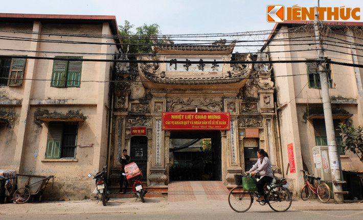 Giữa những công trình cao tầng hiện đại của phố thị, cánh cổng làng, cổng đình xưa trên phố Thụy Khuê trở thành điểm nhấn bình dị, vương vấn hồn quê thân thuộc. Cho đến bây giờ, Thụy Khuê vẫn là phố nhiều cổng làng nhất Hà Nội. Trong đó, không ít cổng tuổi đời trăm năm như cổng đình An Thọ (phường Bưởi), xây dựng vào năm 1127, dưới triều vua Lý Nhân Tông.