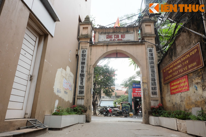 Có những chiếc cổng được tôn tạo trùng tu, mới hơn, thay vì viết hai vế đối trên cổng bằng chữ Nho thì cổng làng cụm một dùng chữ quốc ngữ.