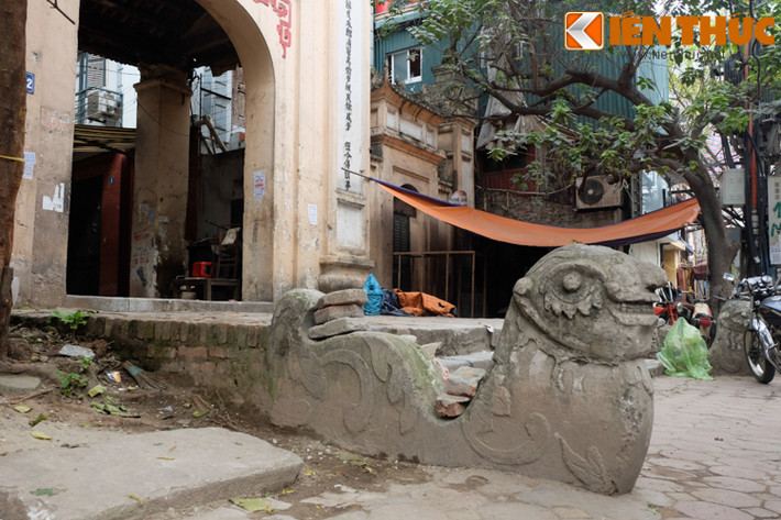 Khi xưa, cổng chính của làng Hồ chỉ được mở vào ngày hội và khi có quan lớn về làng, người dân chỉ đi cổng phụ ở hai bên.