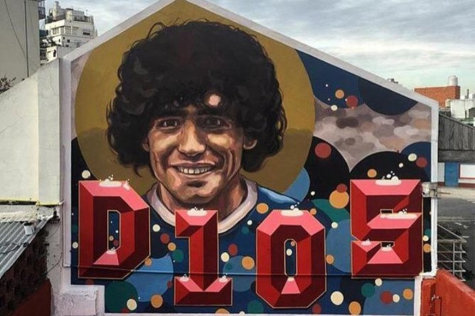 Trước khi trở thành danh thủ nổi tiếng, Diego Maradona sống cùng gia đình trong căn nhà 2 tầng ở khu ổ chuột Villa Fiorito, ngoại ô Buenos Aires (Argentina).