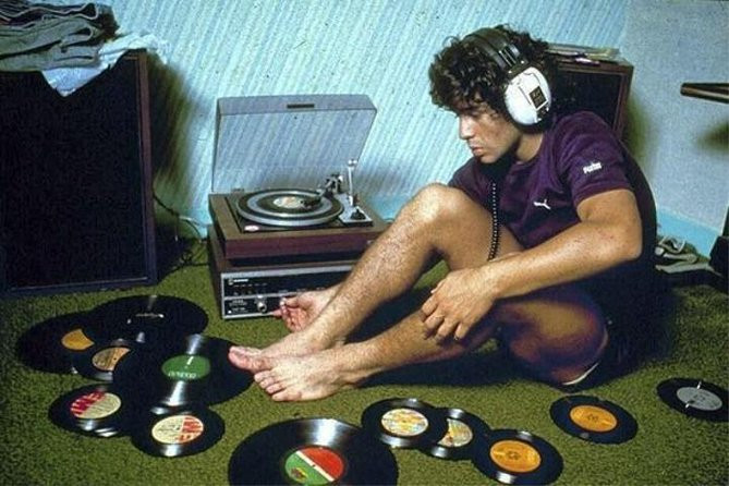 Maradona nghe đĩa hát trong phòng của mình.
