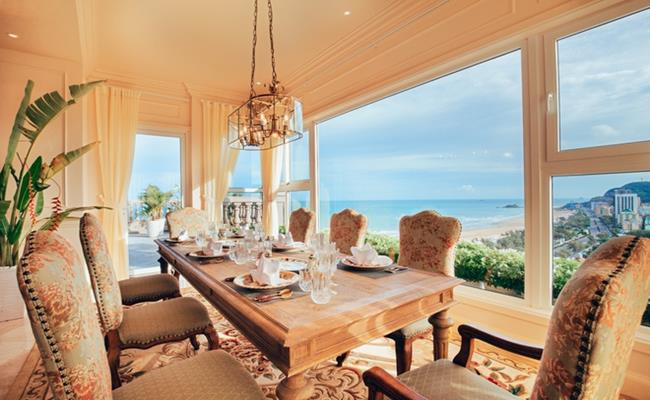 Ngoài ra, gia đình nàng hậu còn sở hữu một căn penthouse 500 m2 ở Vũng Tàu, bên trong căn nhà là nội thất tiện nghi và được thiết kế theo phong cách hoàng gia. Ảnh: Internet.