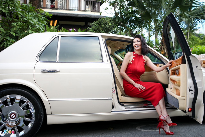 Hoa hậu Hà Kiều Anh di chuyển bằng xe Bentley sang trọng. Giá của siêu xe Bentley Arnage tại Việt Nam vào khoảng 20 tỉ đồng. Ảnh: Zing.
