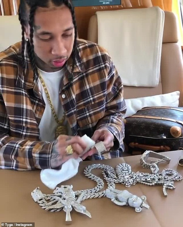 Nhờ đó, anh sở hữu khối tài sản đáng nể. Năm 2019, rapper Tyga khoe ảnh sang chảnh ngồi máy bay riêng, ngắm kim cương trên trang cá nhân Instagram.