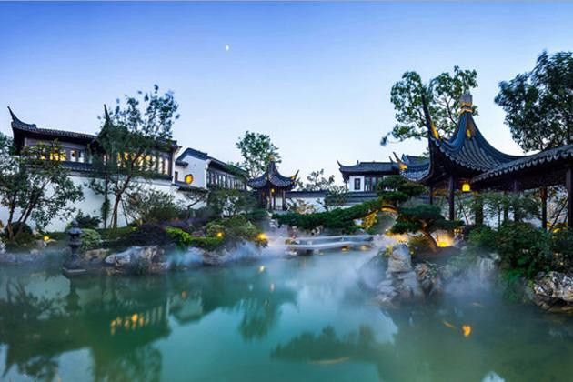 Toàn bộ khuôn viên rộng khoảng 6.000 m2, được thiết kế với 32 phòng ngủ, 32 phòng tắm, có bể bơi, hầm rượu vang và ao hồ phủ sương khói suốt 24 giờ. Ảnh: Tipsmake