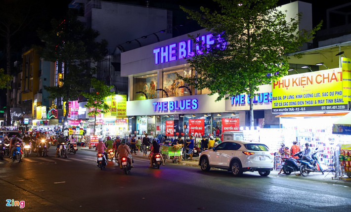 Đường Nguyễn Trãi kéo dài từ quận 1 sang quận 5 ở TP.HCM là nơi tập trung nhiều cửa hàng thời trang, phụ kiện từ thương hiệu cao cấp, bình dân đến hàng nhái.