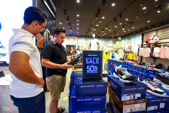 Tại một gian giày dép thể thao dù có treo biển giảm giá 50%, khi khách hỏi, nhân viên cho biết đã hết hàng, chỉ còn loại giảm 20-30%.
